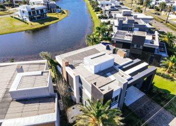 Sobrado com 350m², 4 dormitórios, 4 suítes, 2 vagas, Enseada Lagos em Xangri-lá