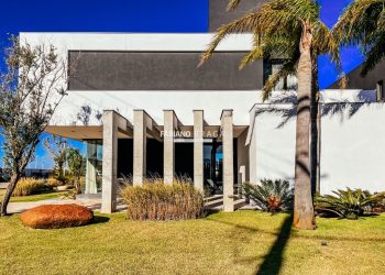 Sobrado com 360m², 5 dormitórios, 5 suítes, 2 vagas, Sense em Xangri-lá