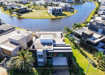 Sobrado com 350m², 4 dormitórios, 4 suítes, 2 vagas, Enseada Lagos em Xangri-lá