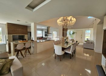 Sobrado com 327m², 4 dormitórios, 4 suítes, 2 vagas, Enseada Lagos em Xangri-lá