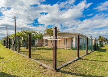 Casa com 190m², 5 dormitórios, 1 suíte, 2 vagas, no bairro Centro em Xangri-Lá