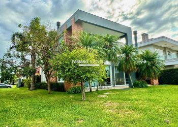 Sobrado com 306m², 4 dormitórios, 4 suítes, 4 vagas, Enseada Lagos em Xangri-lá