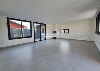 Casa com 123m², 2 dormitórios, 1 suíte, 2 vagas, no bairro Maristela em Xangri-lá