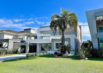 Sobrado com 298m², 4 dormitórios, 4 suítes, 2 vagas, Enseada Lagos em Xangri-lá