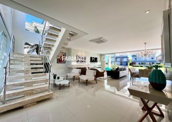 Sobrado com 298m², 4 dormitórios, 4 suítes, 2 vagas, Enseada Lagos em Xangri-lá