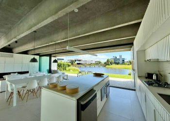 Sobrado com 330m², 3 dormitórios, 1 suíte, 2 vagas, Sense em Xangri-lá