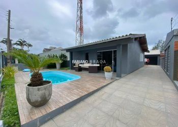 Casa com 165m², 3 dormitórios, 1 suíte, 2 vagas, no bairro Centro em Xangri-Lá