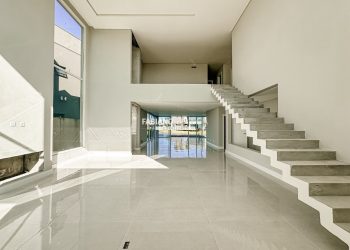 Sobrado com 440m², 5 dormitórios, 5 suítes, 2 vagas, Enseada Lagos em Xangri-lá