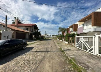 Casa com 134m², 4 dormitórios, 2 suítes, 2 vagas, no bairro Centro em Xangri-Lá