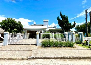 Casa, 3 dormitórios, 3 suítes, 2 vagas, no bairro Centro em Xangri-Lá