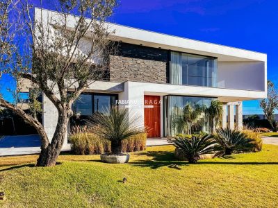 Sobrado com 360m², 5 dormitórios, 5 suítes, 2 vagas, Sense em Xangri-lá