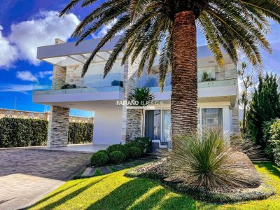 Sobrado com 480m², 5 dormitórios, 5 suítes, 2 vagas, Playa Vista em Xangri-lá