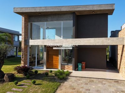 Sobrado com 230m², 4 dormitórios, 4 suítes, 2 vagas, Capão Ilhas Resort em Capão da Canoa