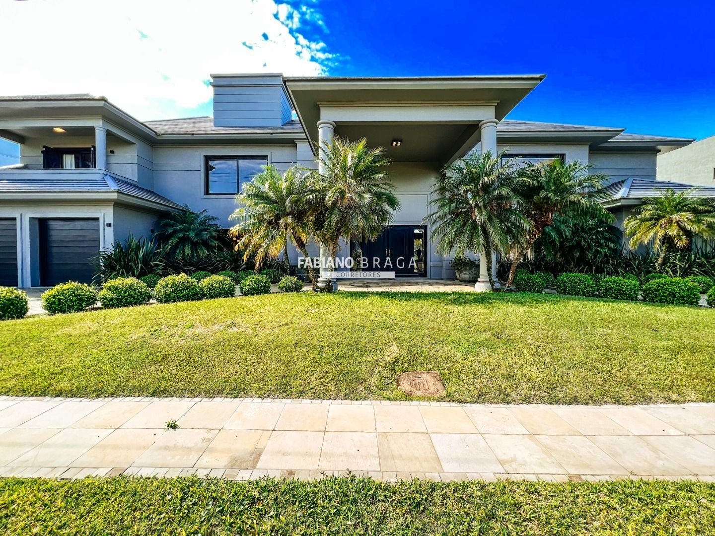 Sobrado com 650m², 5 dormitórios, 5 suítes, 3 vagas, Atlântida Ilhas Park em Xangri-lá