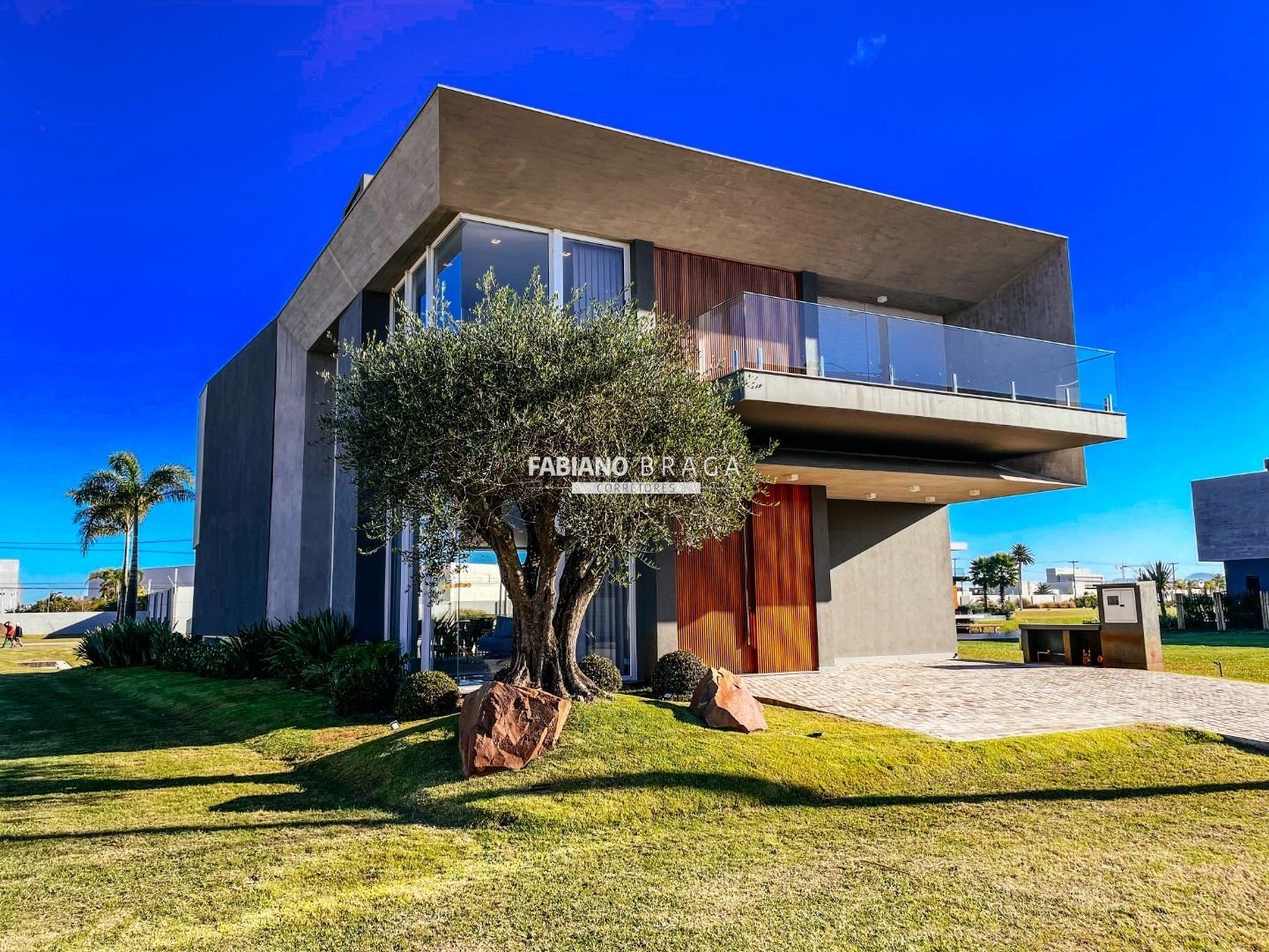 Sobrado com 390m², 5 dormitórios, 5 suítes, 4 vagas, Sense em Xangri-lá