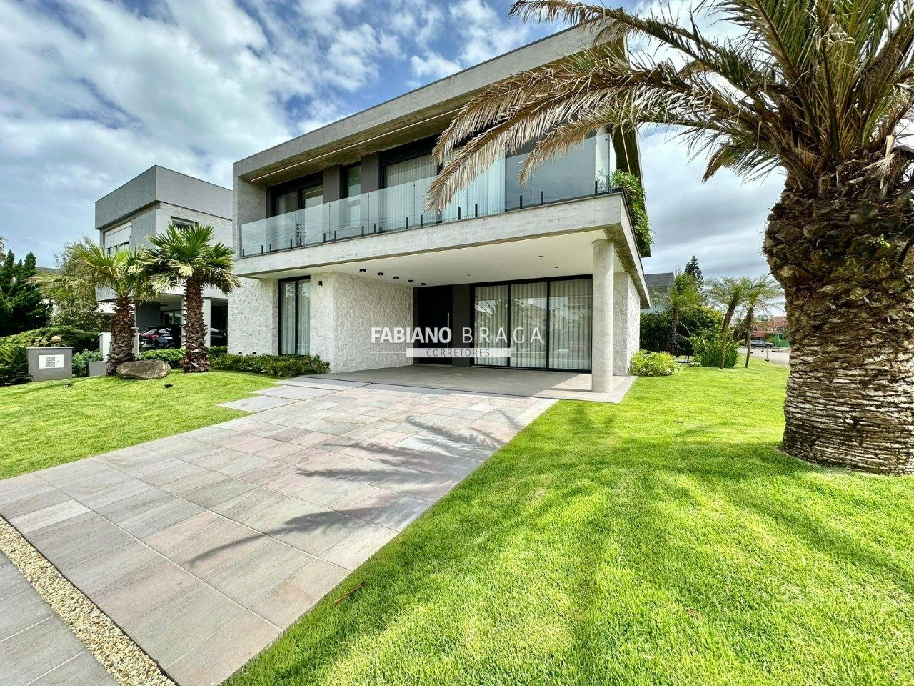 Sobrado com 393m², 5 dormitórios, 5 suítes, La Plage em Xangri-lá