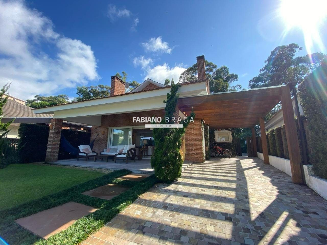 Sobrado com 240m², 4 dormitórios, 4 suítes, 2 vagas, Porto Coronado em Xangri-lá