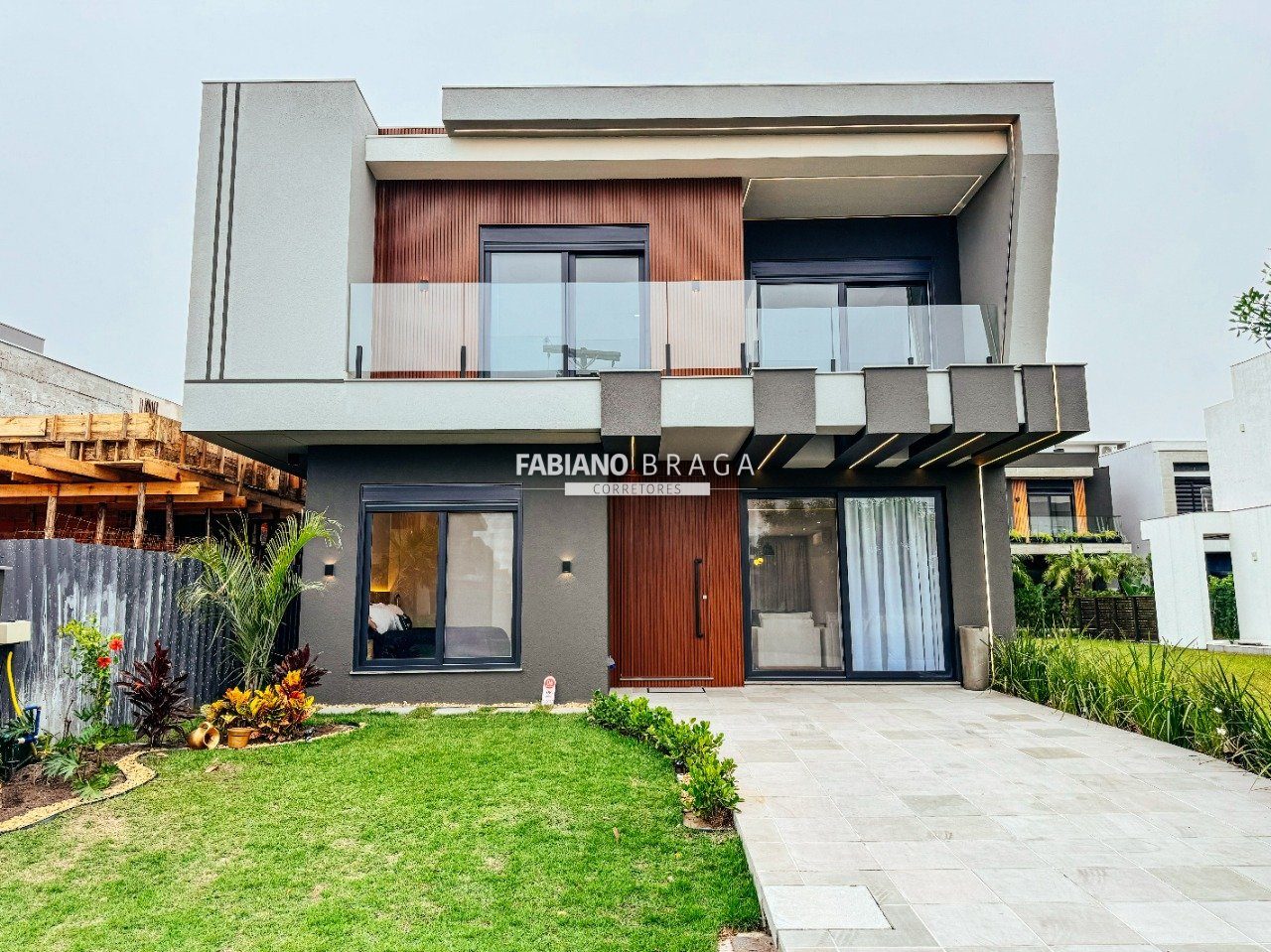 Sobrado com 226m², 5 dormitórios, 5 suítes, 2 vagas, Sunset em Xangri-lá