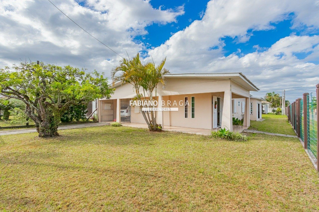Casa com 190m², 5 dormitórios, 1 suíte, 2 vagas, no bairro Centro em Xangri-Lá