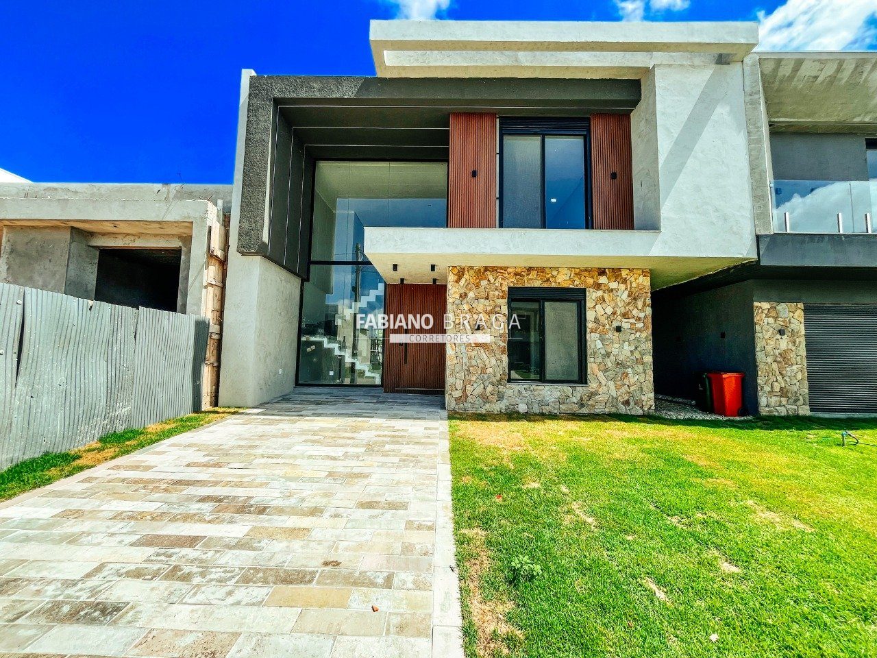 Sobrado com 189m², 4 dormitórios, 4 suítes, 2 vagas, Sunset em Xangri-lá