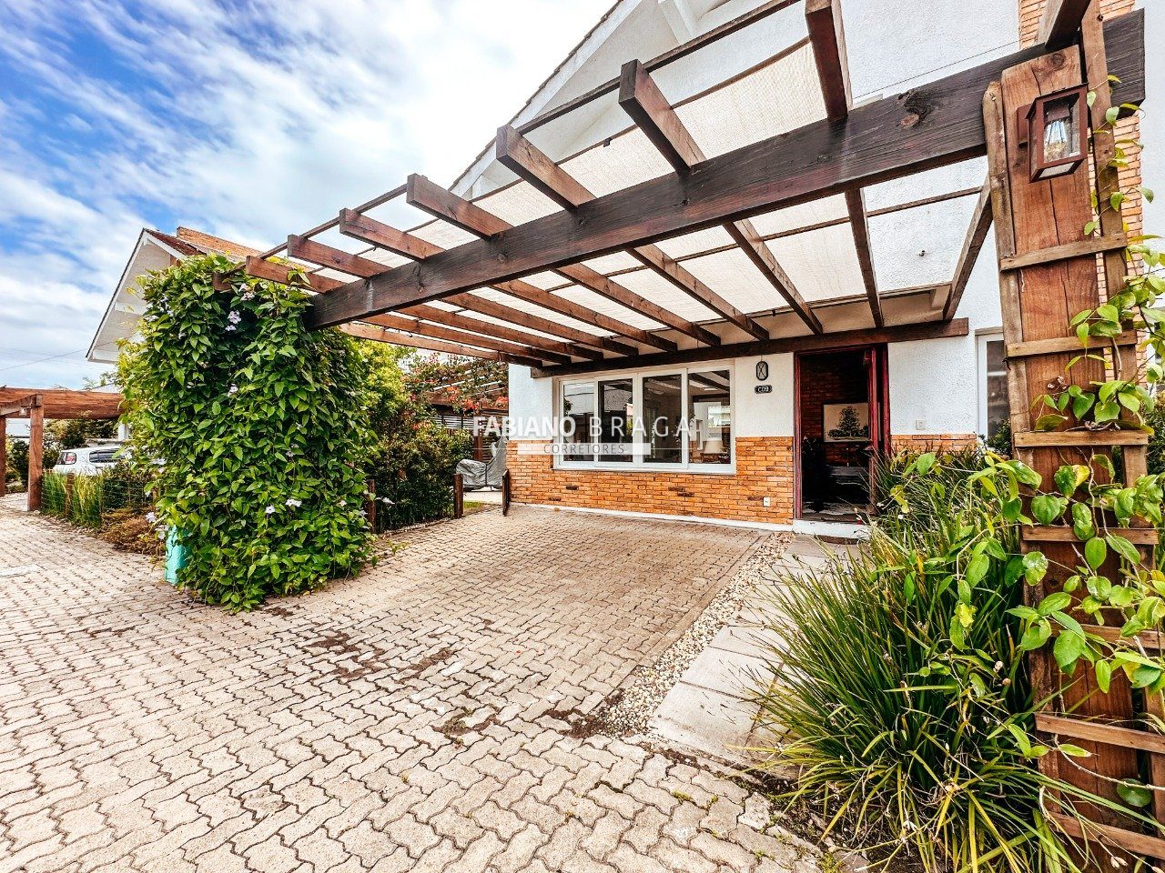 Sobrado com 155m², 3 dormitórios, 1 suíte, 2 vagas, Green Village Golf Club em Xangri-lá