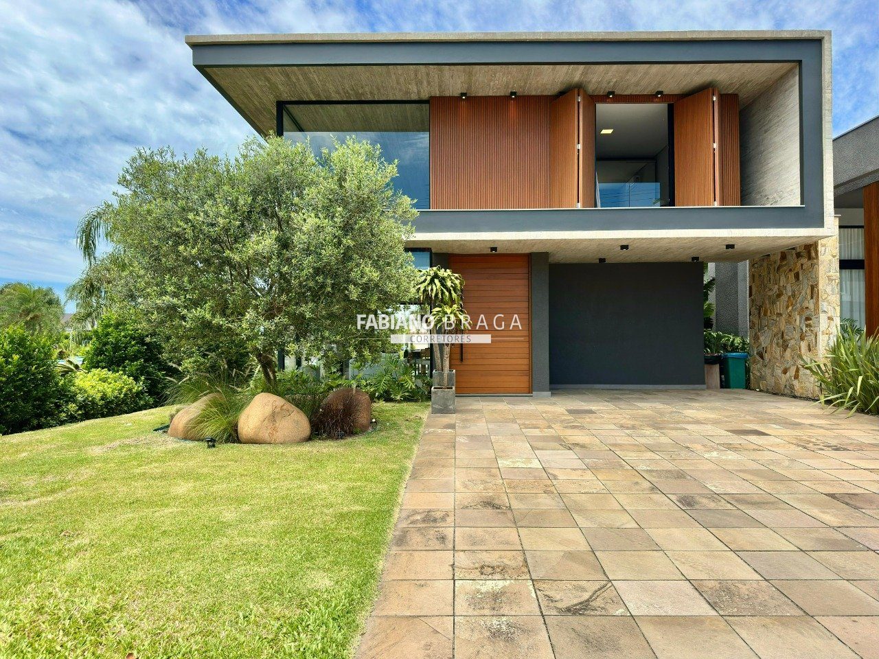 Sobrado com 267m², 4 dormitórios, 4 suítes, 2 vagas, Sea Coast em Xangri-lá