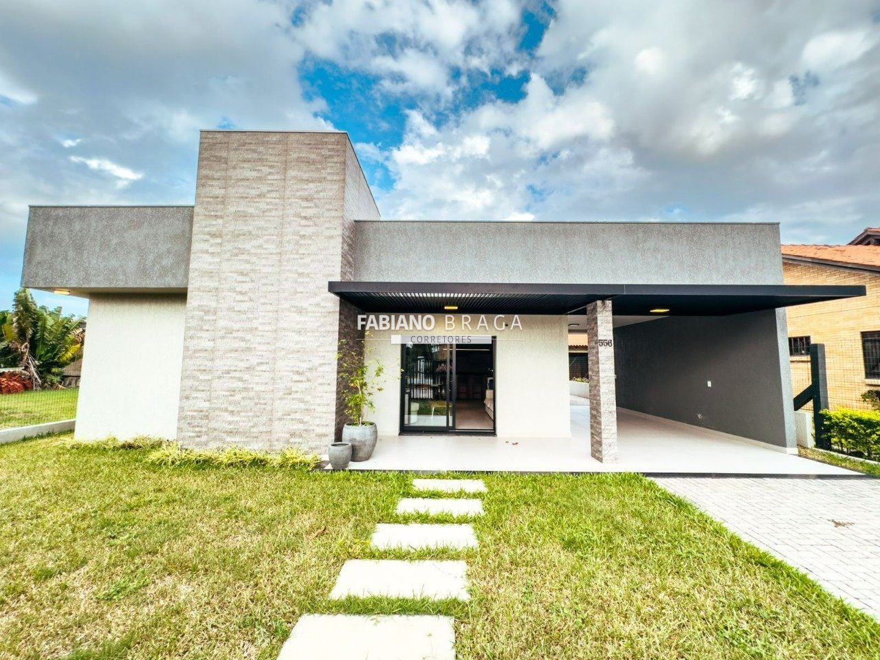 Casa com 192m², 3 dormitórios, 1 suíte, 2 vagas, no bairro Atlântida em Xangri-Lá