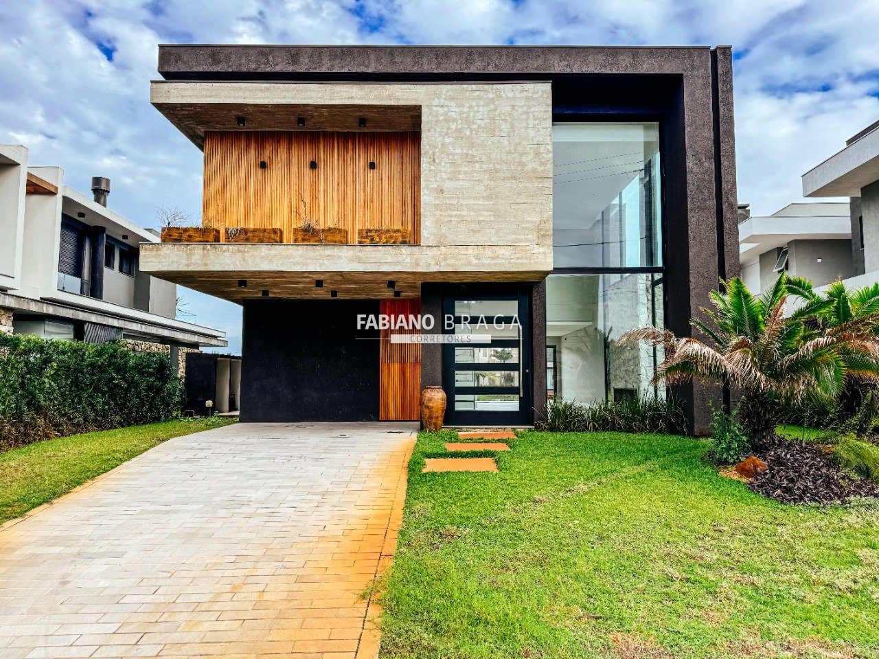 Sobrado com 360m², 5 dormitórios, 5 suítes, 2 vagas, Celebration em Xangri-lá