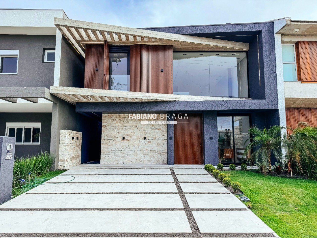 Sobrado com 227m², 4 dormitórios, 4 suítes, 2 vagas, Sunset em Xangri-lá
