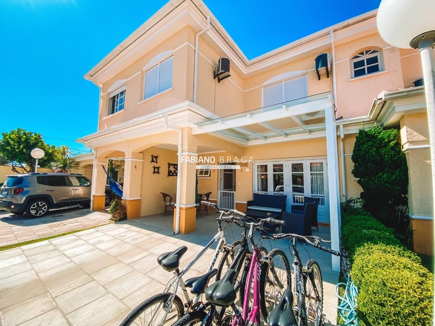 Sobrado com 230m², 4 dormitórios, 2 suítes, 2 vagas, Villas Resort em Xangri-Lá