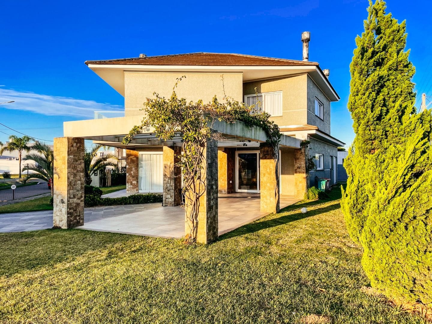 Sobrado com 324m², 4 dormitórios, 4 suítes, 4 vagas, Sea Coast em Xangri-Lá