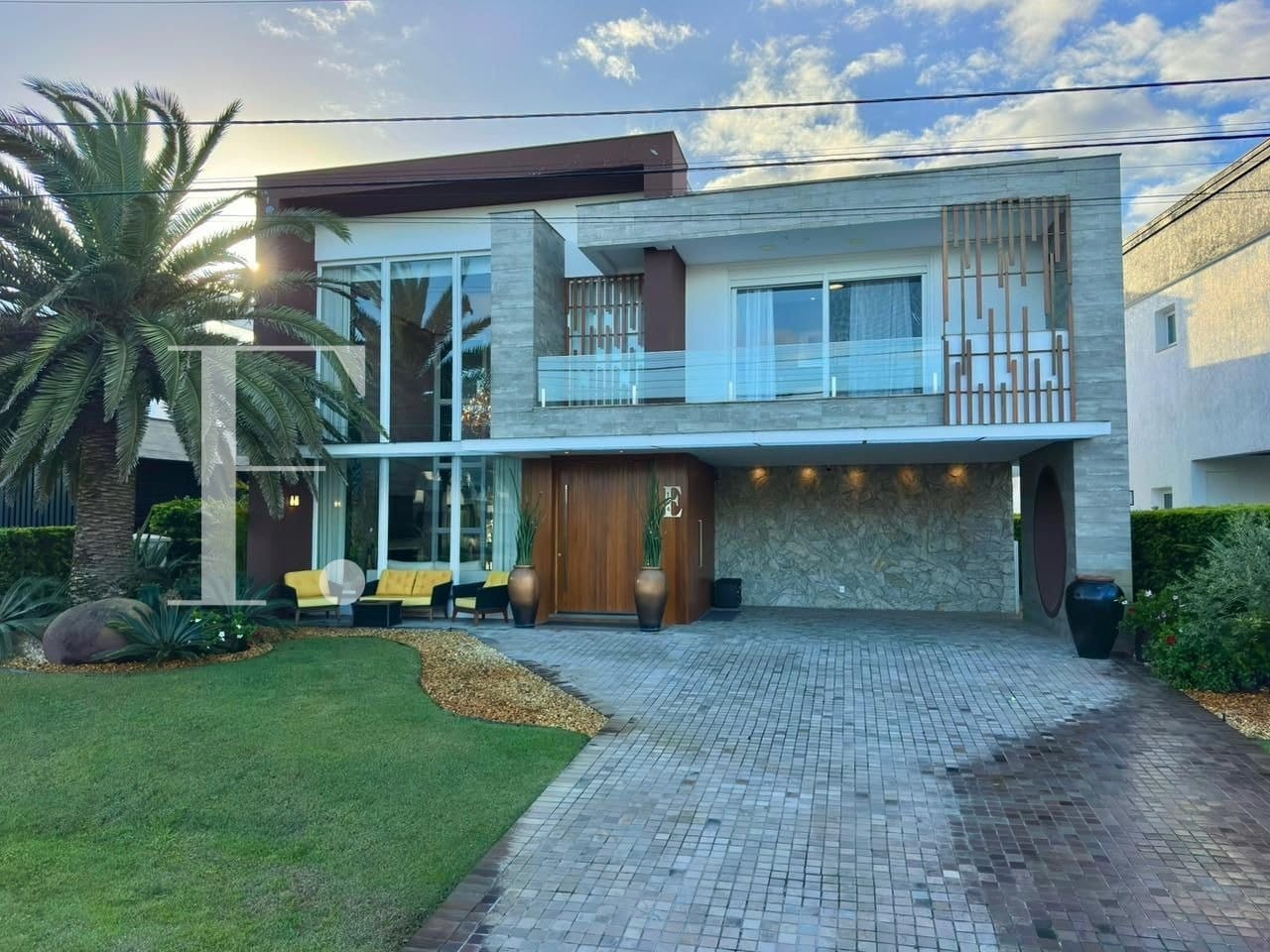 Sobrado com 350m², 4 dormitórios, 4 suítes, 2 vagas, Enseada Lagos em Xangri-Lá