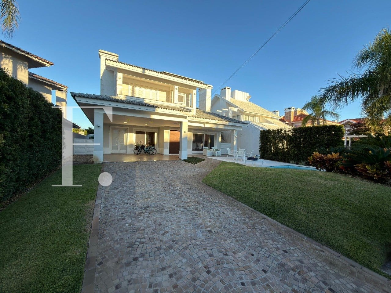 Sobrado com 315m², 5 dormitórios, 5 suítes, 2 vagas, Atlântida Lagos Park em Xangri-Lá