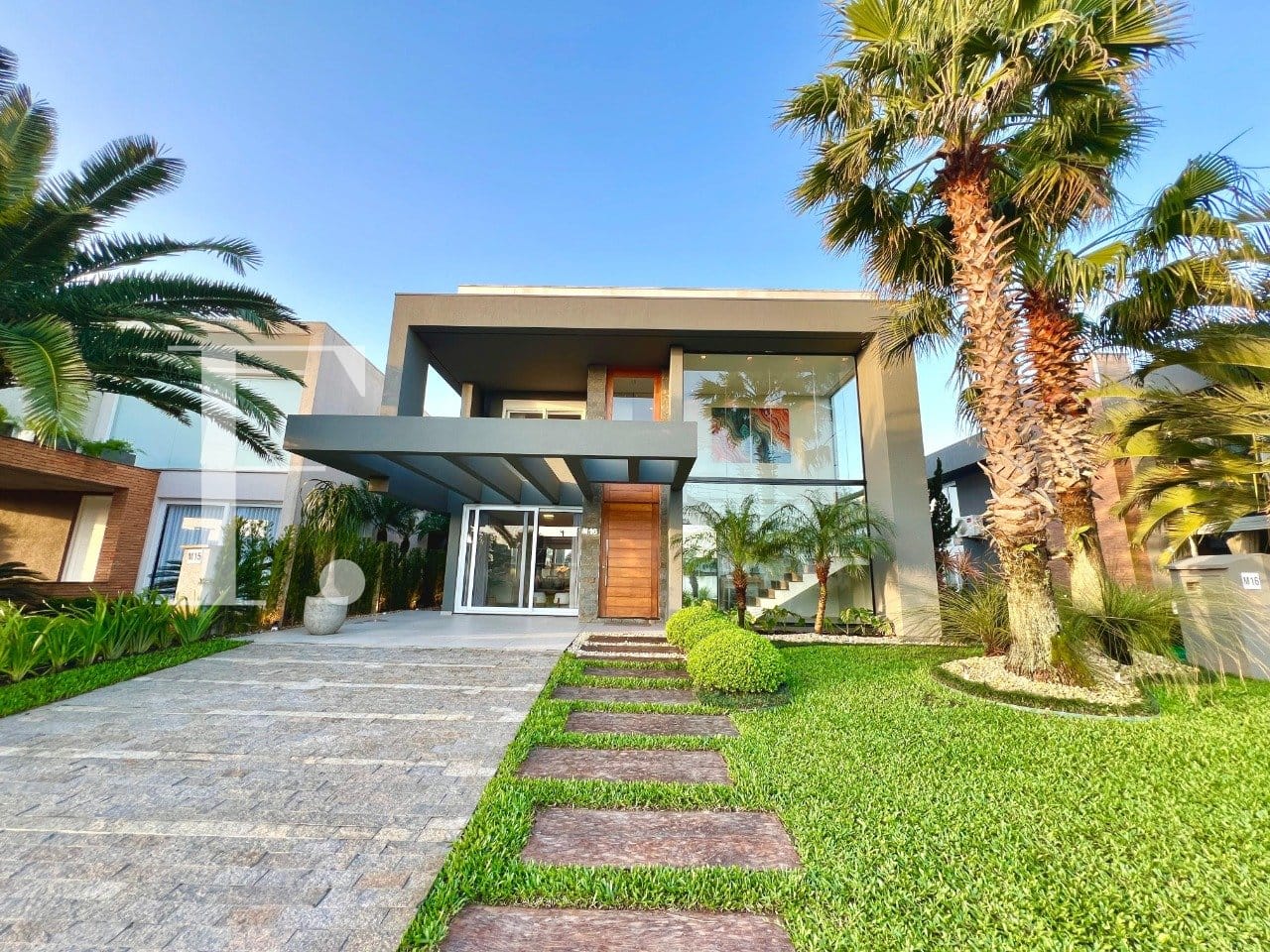Sobrado com 300m², 5 dormitórios, 5 suítes, 2 vagas, Malibu em Xangri-Lá