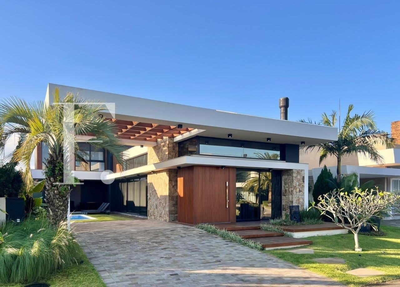 Sobrado com 230m², 4 dormitórios, 4 suítes, 4 vagas, Villaggio em Xangri-Lá
