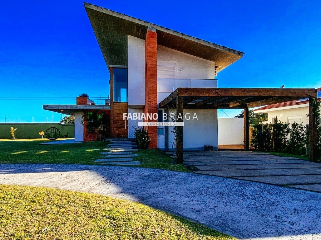 Sobrado com 234m², 3 dormitórios, 3 suítes, 2 vagas, Green Village Golf Club em Xangri-Lá