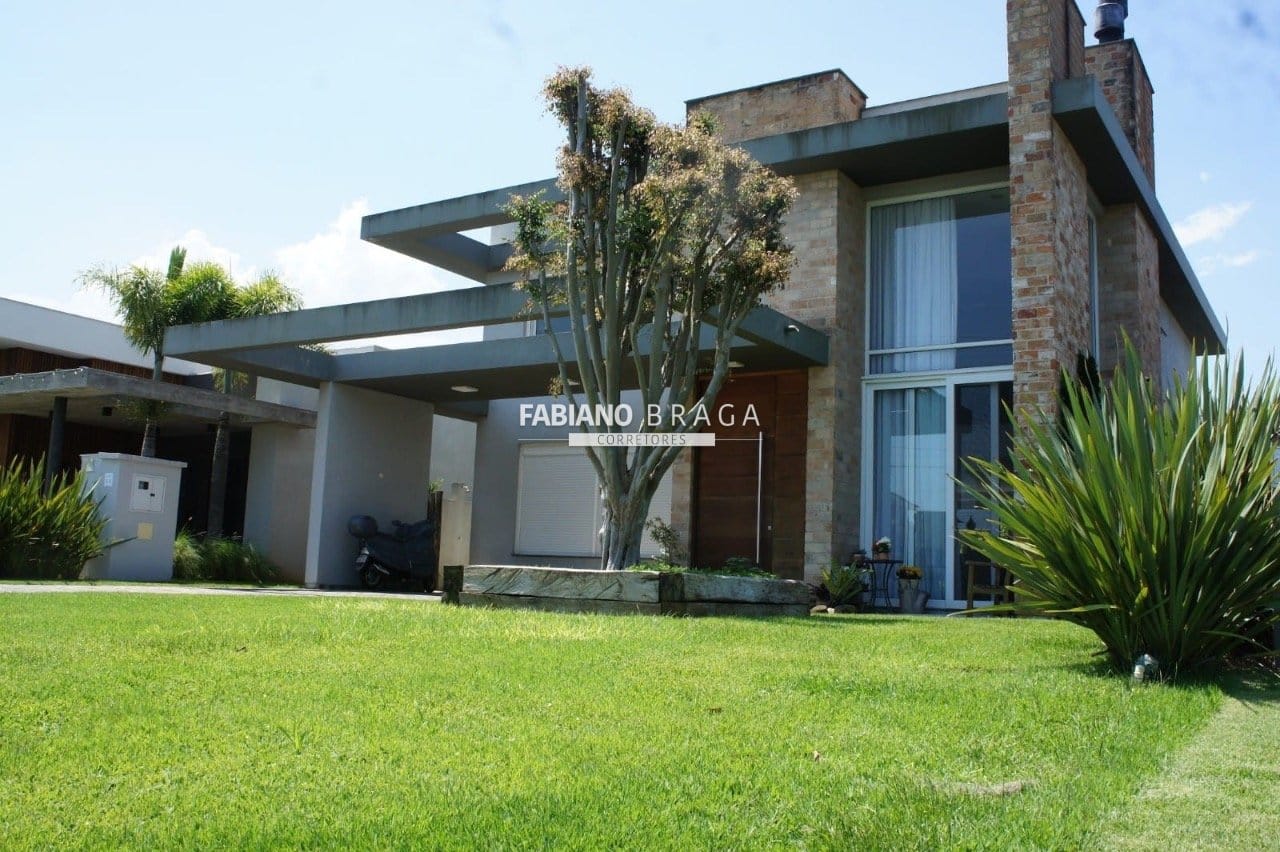 Sobrado com 296m², 4 dormitórios, 4 suítes, Villaggio em Xangri-Lá