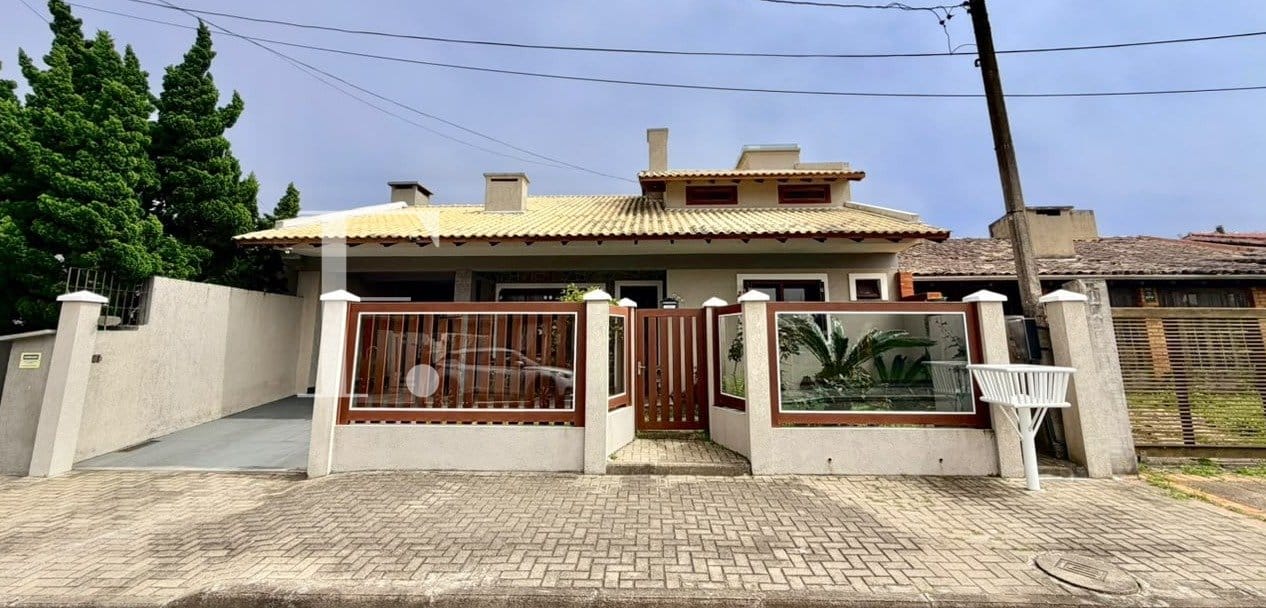 Casa com 215m², 4 dormitórios, 2 suítes, 5 vagas, no bairro Centro em Xangri-Lá