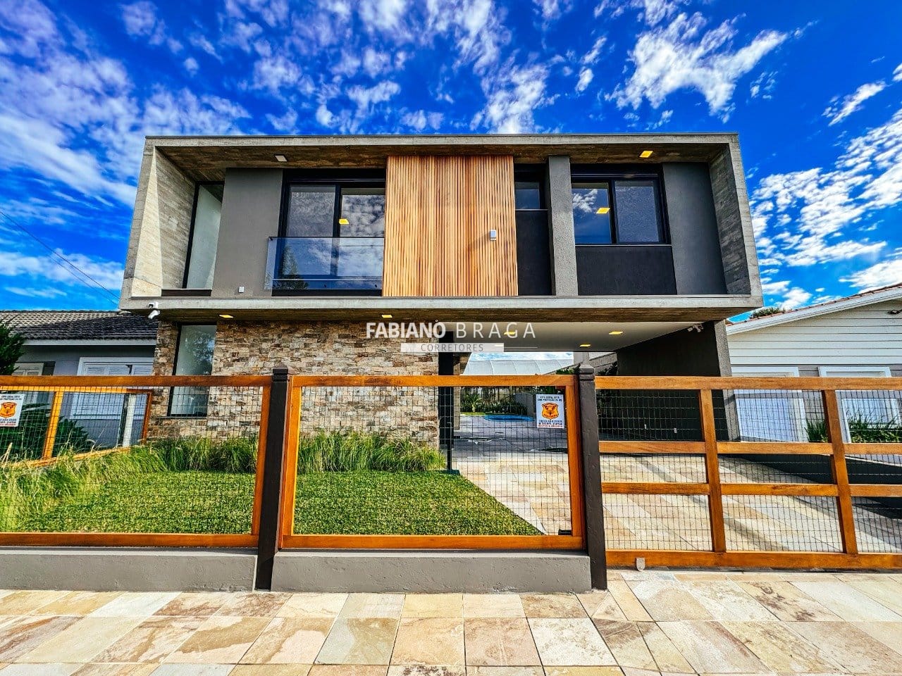 Casa com 270m², 5 dormitórios, 3 suítes, 2 vagas, no bairro Centro em Xangri-Lá