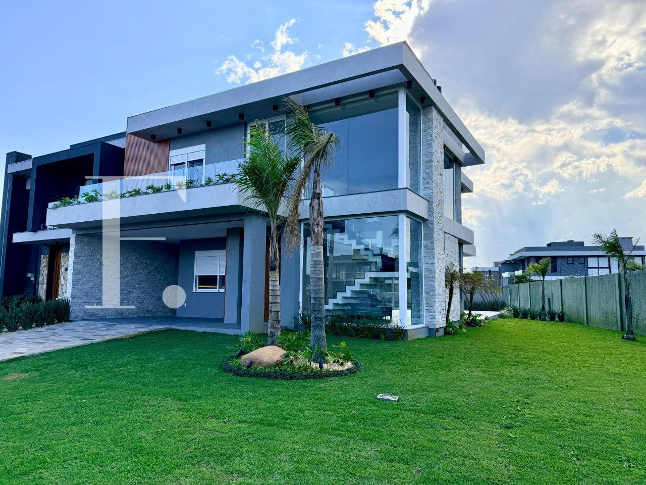 Sobrado com 232m², 4 dormitórios, 4 suítes, 2 vagas, Sunset em Xangri-Lá