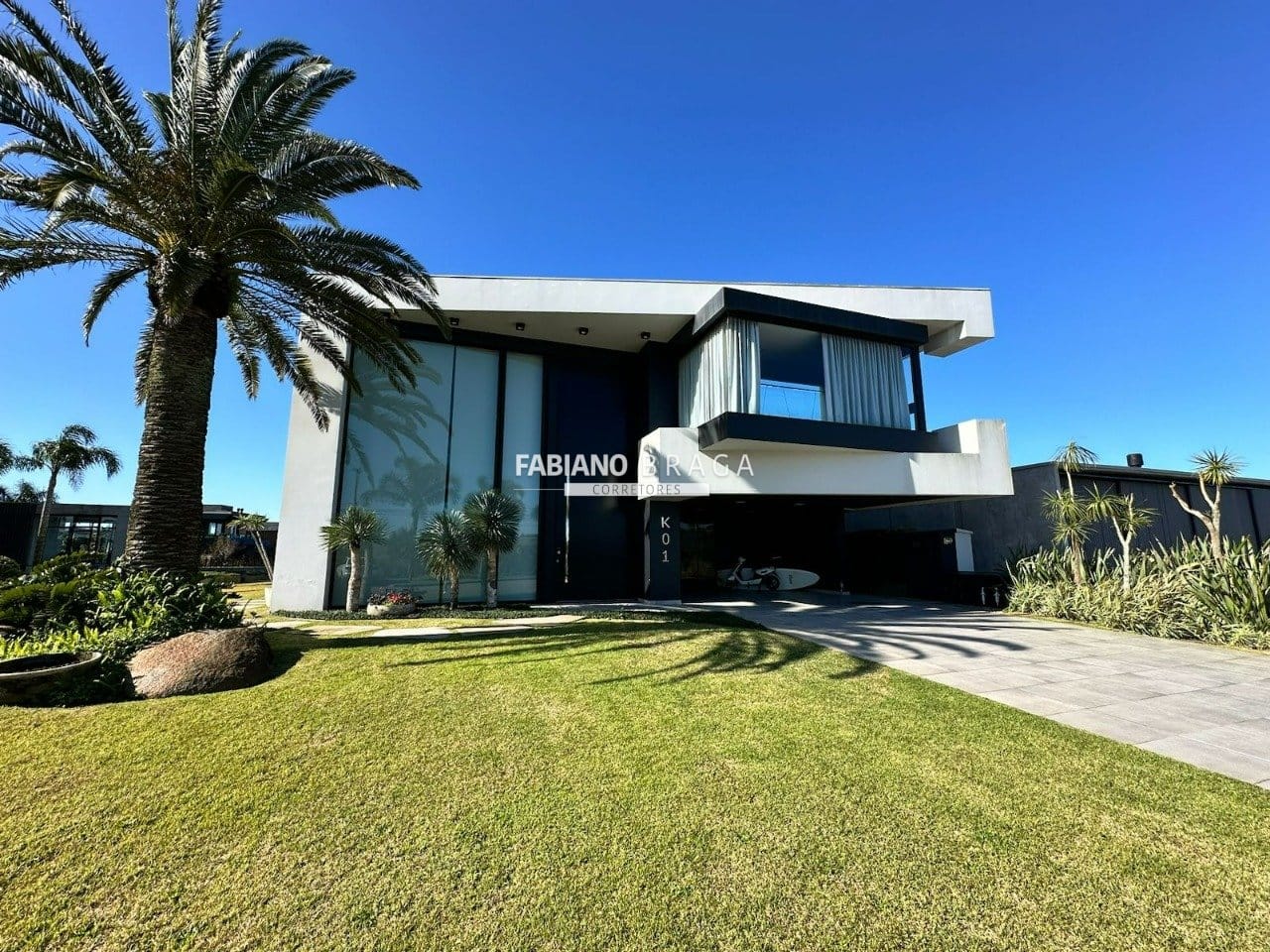 Sobrado com 477m², 5 dormitórios, 5 suítes, 2 vagas, Sense em Xangri-Lá