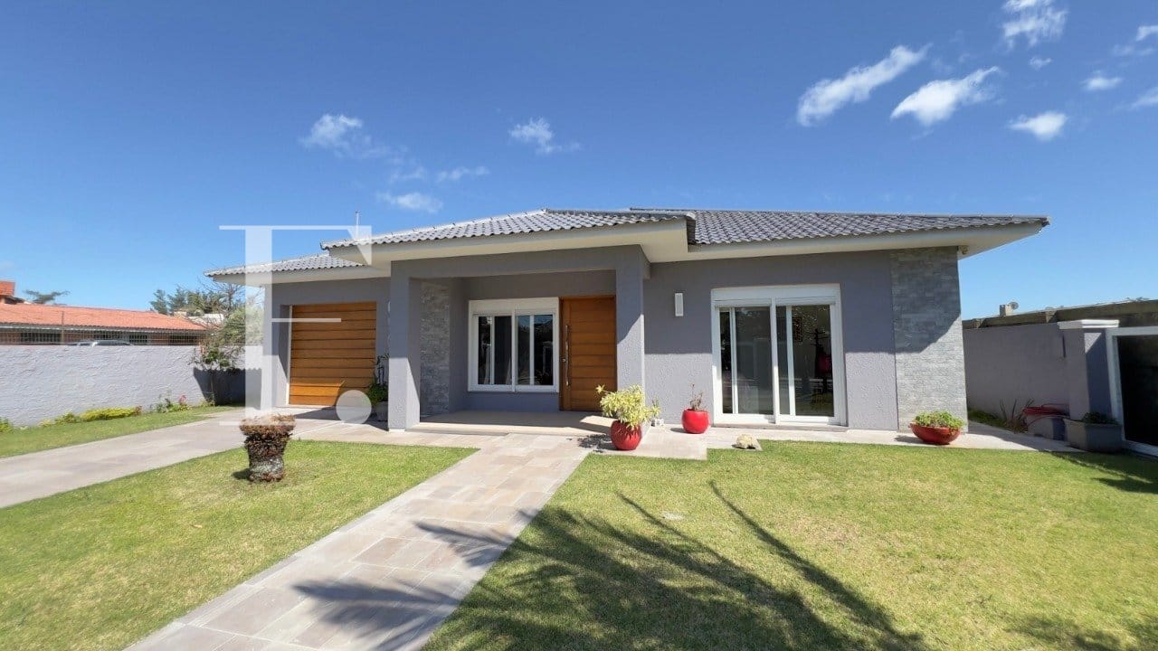 Casa com 240m², 3 dormitórios, 3 suítes, 2 vagas, no bairro Atlântida em Xangri-Lá