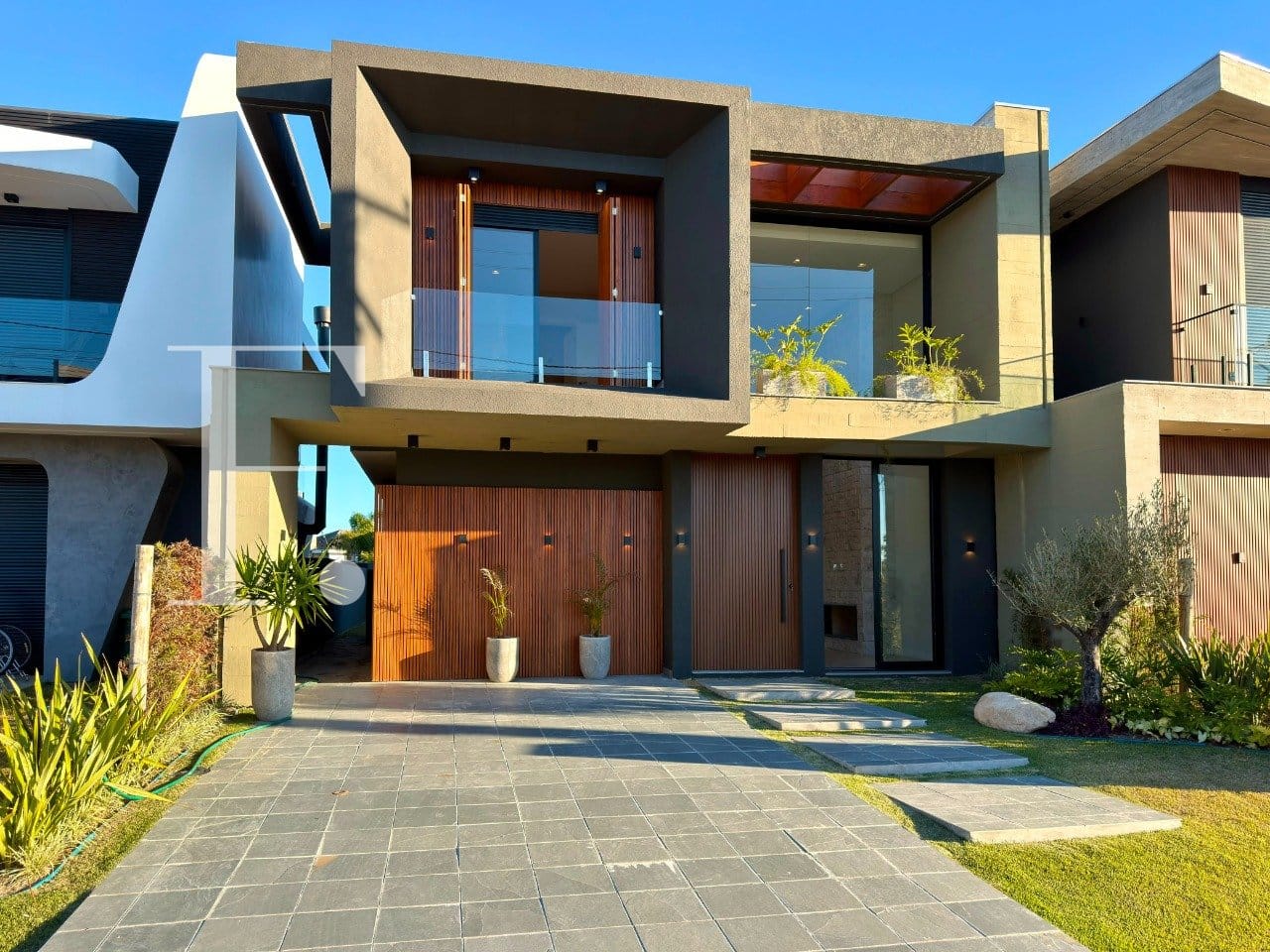 Sobrado com 219m², 4 dormitórios, 4 suítes, 2 vagas, Sunset em Xangri-Lá
