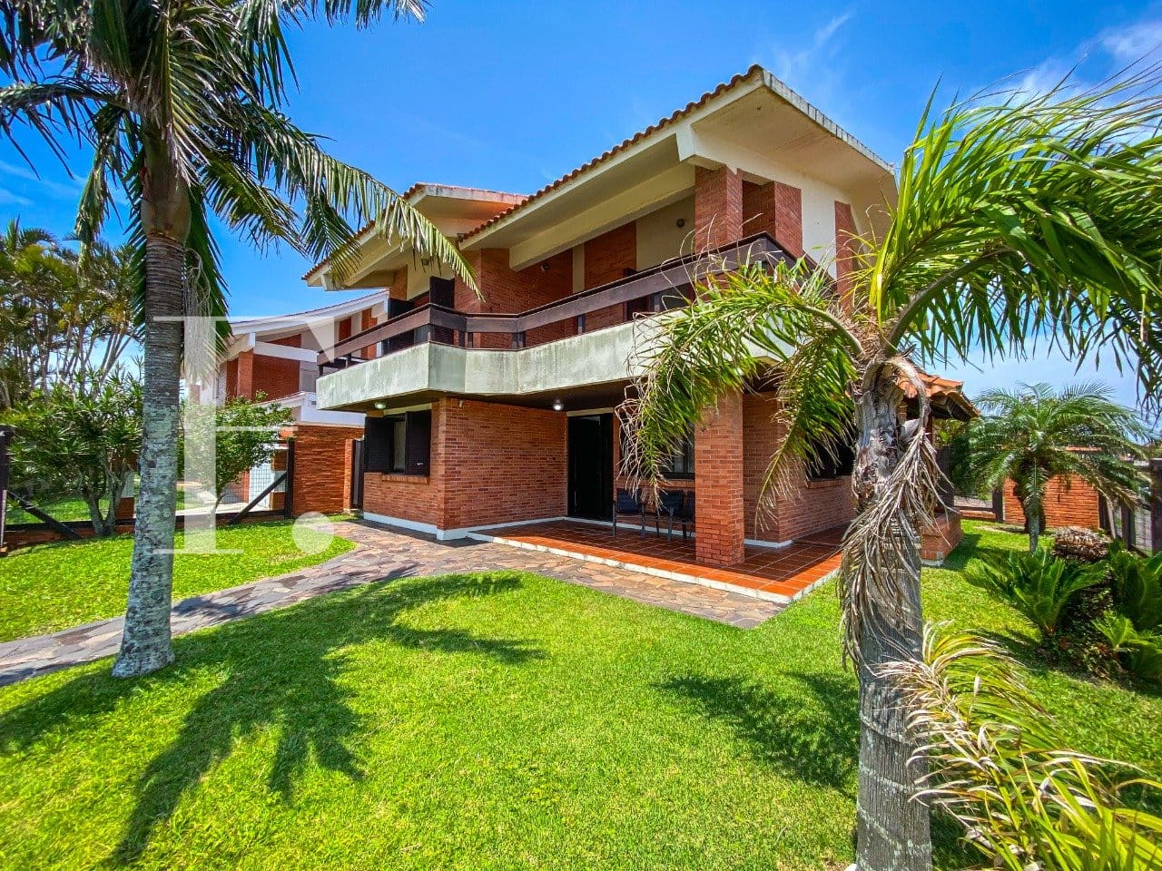 Casa com 344m², 5 dormitórios, 1 suíte, 2 vagas, no bairro Centro em Xangri-Lá