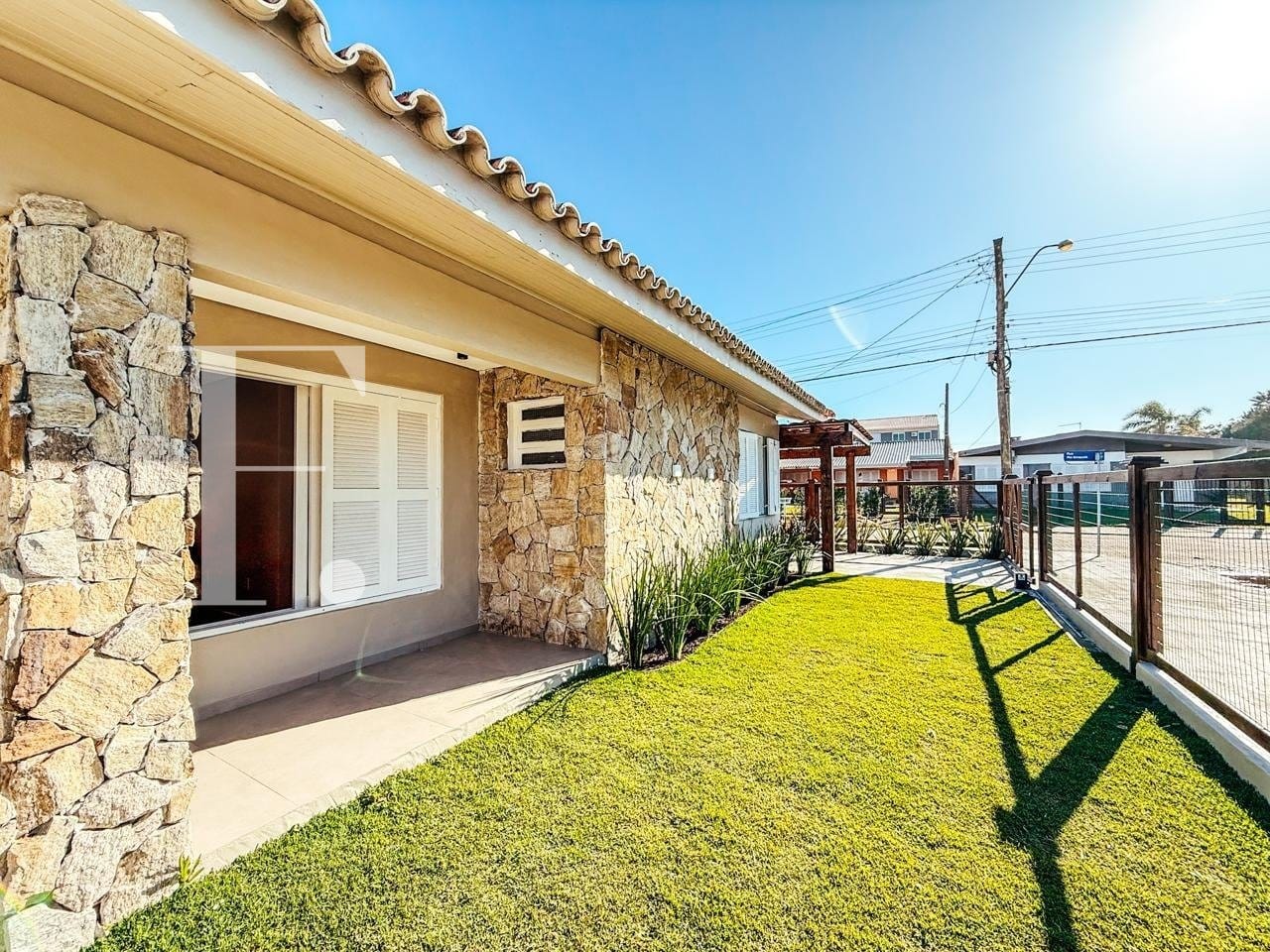 Casa com 100m², 3 dormitórios, 1 vaga, no bairro Centro em Xangri-Lá