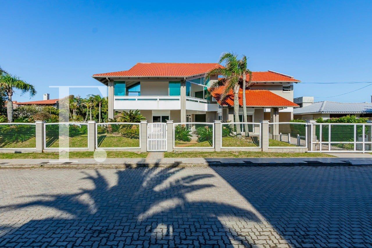 Casa com 482m², 4 dormitórios, 4 suítes, 5 vagas, no bairro Centro em Xangri-Lá