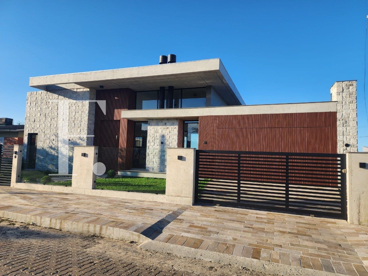 Casa com 260m², 4 dormitórios, 4 suítes, 2 vagas, no bairro Atlântida em Xangri-Lá