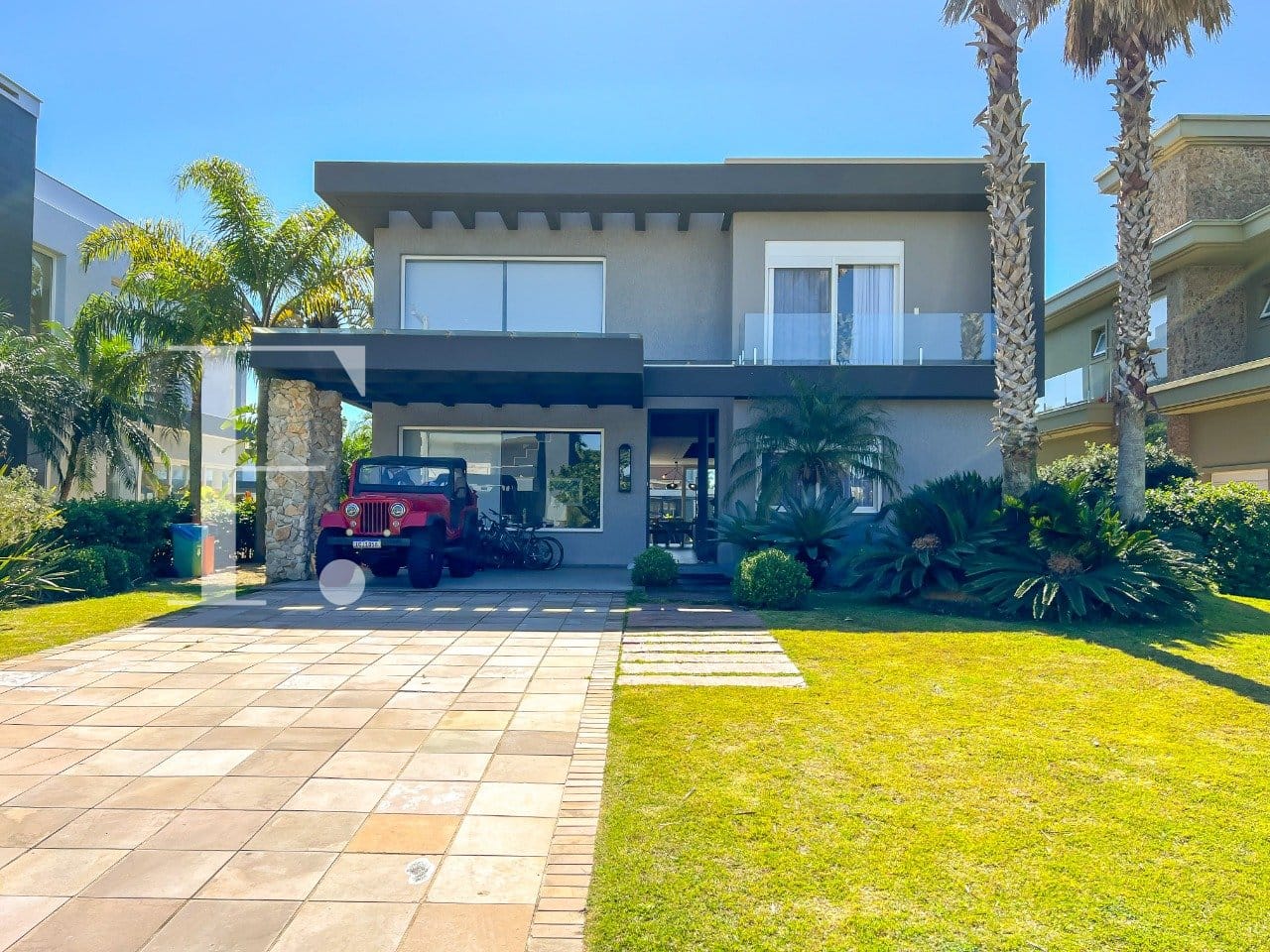 Sobrado com 474m², 5 dormitórios, 5 suítes, 4 vagas, Villaggio em Xangri-Lá