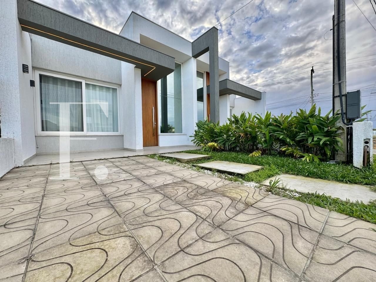 Casa com 80m², 2 dormitórios, 1 suíte, 2 vagas, no bairro Zona Nova em Capão da Canoa