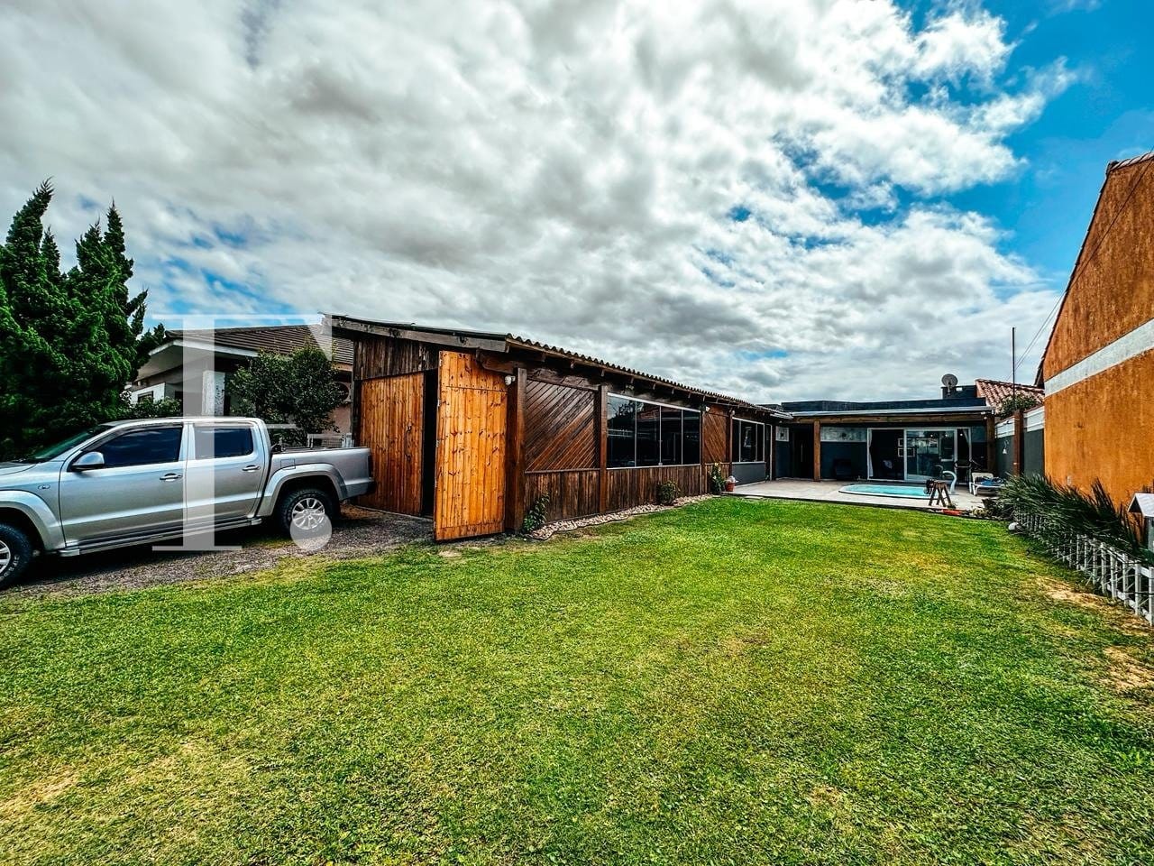 Casa com 360m², 3 dormitórios, 2 vagas, no bairro Rainha do Mar em Xangri-Lá